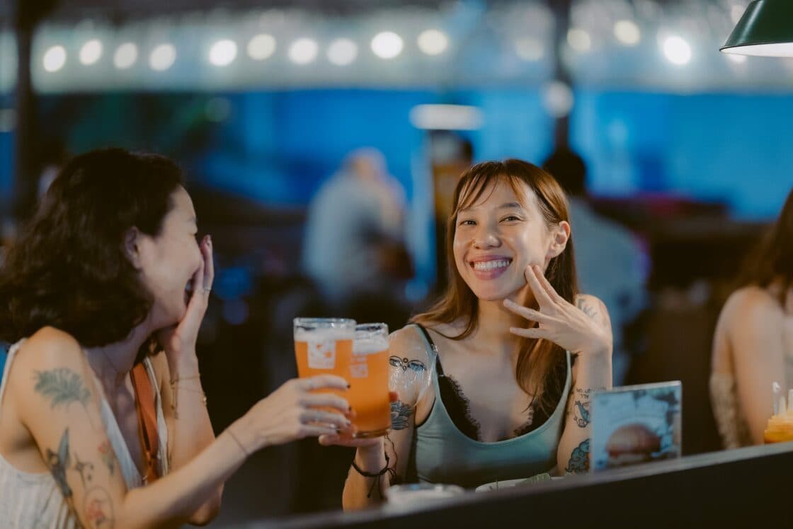 Hai người bạn nâng ly bia Toucan trong một quán bia ở Sài Gòn
